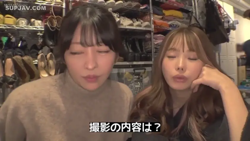 Indoor · Medium shot · 对话 · Sweater · 认真 · 并排 · 幕后 · 鞋架