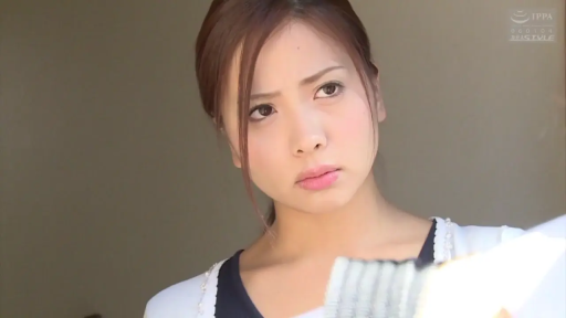 室内 · 忧郁 · 站姿 · 面部特写 · 注视前方 · 休闲上衣 · 写实