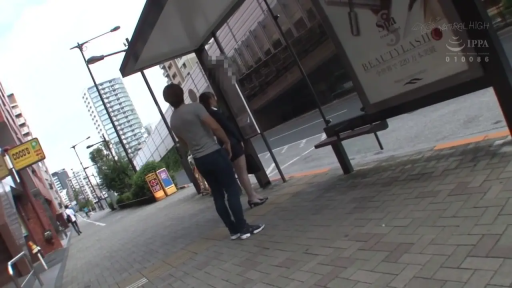 站立 · 全景 · 平靜 · 職業裝 · 挎包 · 户外 · 公交站 · 等车