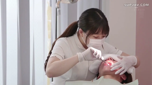 身をかがめる · 手袋 · 集中 · ロールプレイング · 顔のクローズアップ · 牙科诊所 · 牙科检查 · 牙科器械