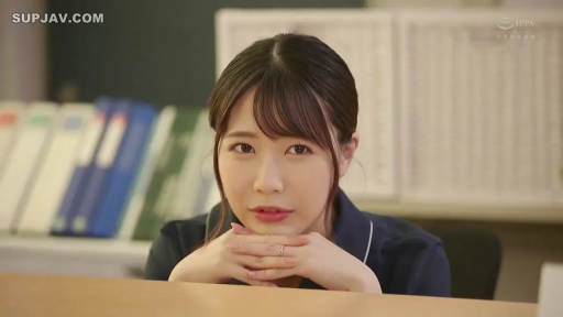 面部 · 甘美 · 办公室 · 微笑 · 注視 · 托腮 · 深色制服 · 結婚指輪