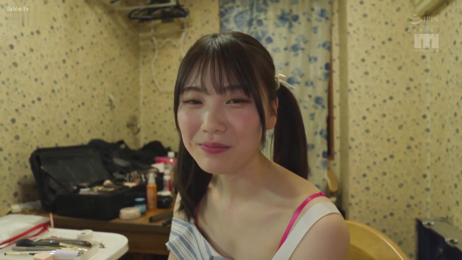 坐姿 · 面对镜头 · 面部特写 · 双马尾 · 羞涩微笑 · 化妆品 · 条纹吊带 · 化妆间