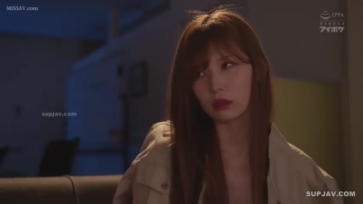 室内 · 坐姿 · 忧郁 · 半身 · 外套 · 真人 · 独坐