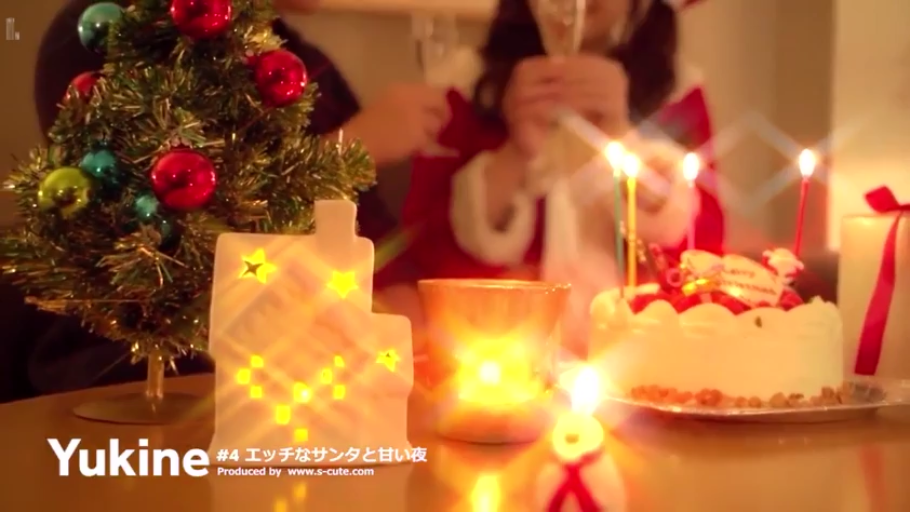 室内 · 坐姿 · 模糊 · 物品特写 · 圣诞树 · 圣诞服 · 庆祝 · 圣诞节