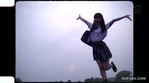 全身 · 校服 · 户外 · 灿烂笑容 · 欢呼 · 学生提包 · 张开双臂 · 胶片边框