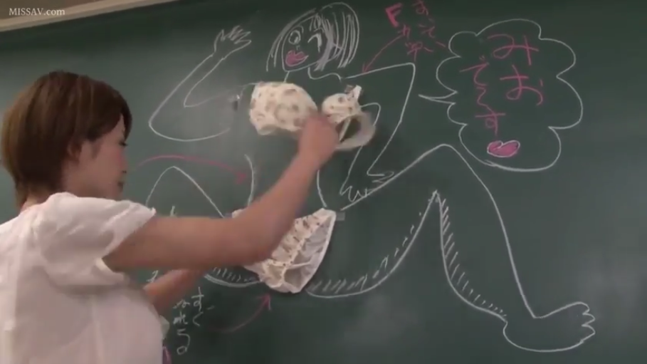 侧面 · 教室 · 专注 · 站立 · 黑板 · 教师角色扮演 · 演示 · 白色短袖衬衫