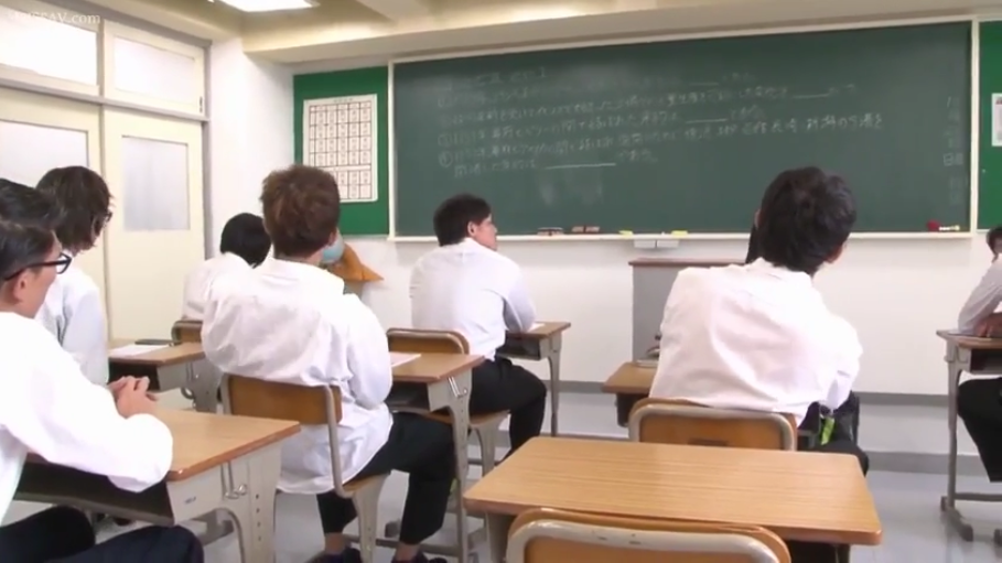 坐姿 · 教室 · 专注 · 白衬衫 · 远景 · 多人 · 黑板 · 听课