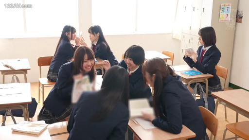 Sitting Posture · JK Uniform · Classroom · 多人 · 课桌椅 · Outgoing · 谈笑 · 场景特写