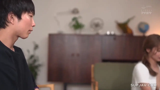 坐姿 · 严肃 · 客厅 · 交流 · 休闲服 · 侧脸 · 日本AV · 柜子