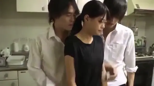 委屈 · 站立 · 中景 · 黑色短袖 · 厨房 · 围攻 · 厨具