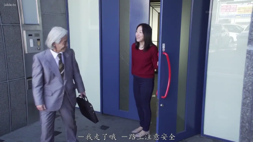 站立 · 开门 · 平静 · 灰色西装 · 大门 · 红拉手 · 老年