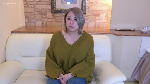 室內 · 坐姿 · 嚴肅 · 皮沙发 · 短发 · 访谈 · 绿色毛衣