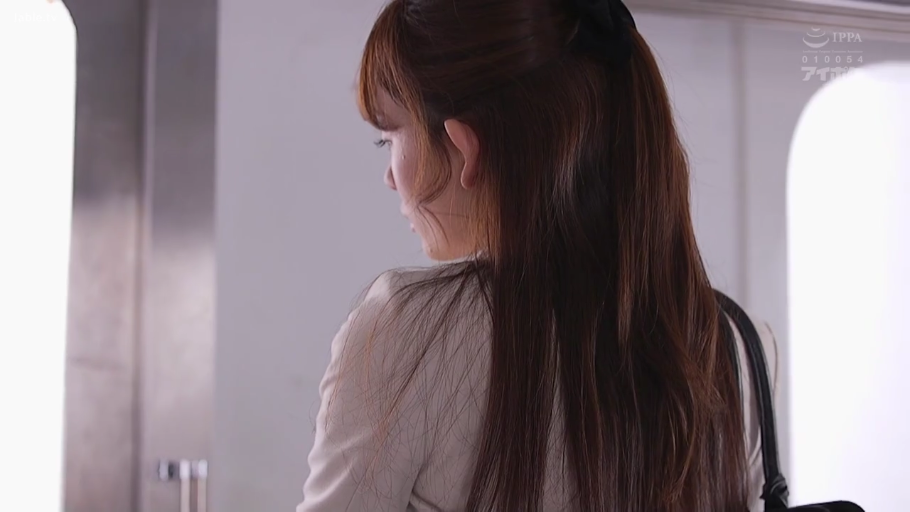 Stand · 平静 · Business attire · 长发 · 侧后方 · Elevator · Waiting · One-shoulder bag