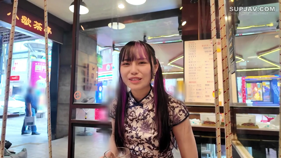 坐姿 · 微笑 · 面对镜头 · 半身 · 餐厅 · 雙馬尾 · 旗袍 · 玻璃杯