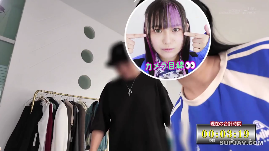 室内 · 脸部特写 · 平静 · 运动服 · 衣架 · 看镜头 · 日文字幕 · 指向眼睛