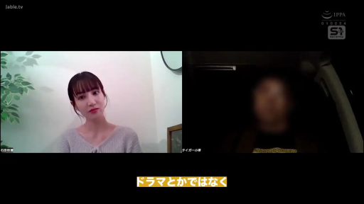 室内 · 坐姿 · 中景 · 平静 · 盆栽 · 灰色针织衫 · 分屏 · 视频通话