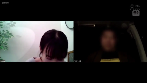 室内 · 脸部 · 低头 · 难过 · 休闲服 · 分屏 · 视频通话