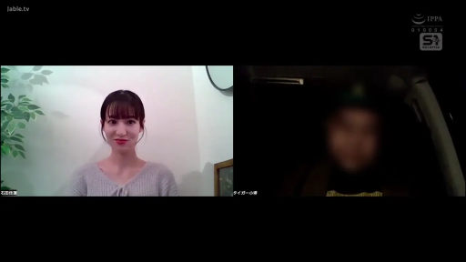 室内 · 坐姿 · 微笑 · 面部特写 · 灰色毛衣 · 视频通话 · 分屏显示