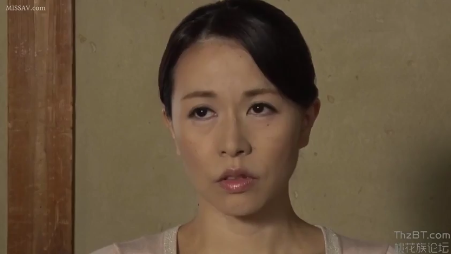 室内 · 忧郁 · 面部特写 · 凝视 · 正面 · 浅色上衣 · 成熟女性