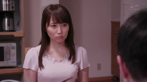 坐姿 · 面部 · 餐厅 · 用餐 · 生活化 · 上衣 · 筷子 · 生气