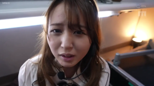 室内 · 身をかがめる · 委屈 · 顔のクローズアップ · 白い上着 · 凝視 · 視点 · マイク