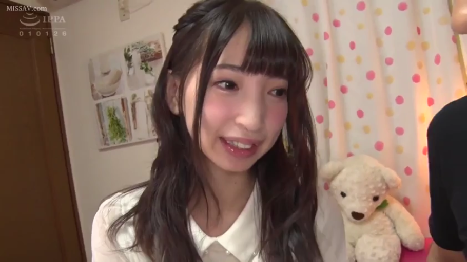 坐姿 · 卧室 · 白衬衫 · 微笑 · 面对镜头 · 面部特写 · 居家 · 泰迪熊