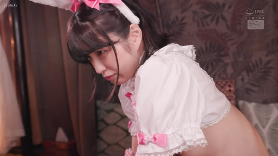 室内 · 严肃 · 俯身 · 面部特写 · 女仆装 · 凝视 · 兔耳发箍