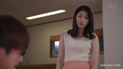 室内 · 严肃 · 站立 · 中景 · 长发 · 无袖上衣 · 俯视