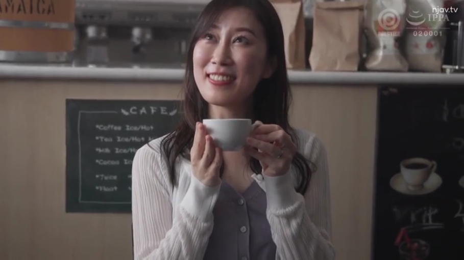 双手捧杯 · 温柔 · 咖啡杯 · 咖啡馆 · 浅色内搭