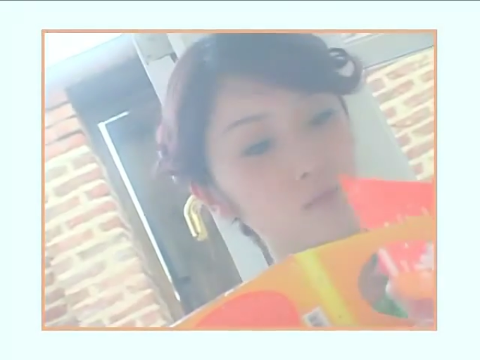 室内 · 面部 · 甜美 · 对视 · 包 · 前倾 · 无袖背心 · 狭小空间