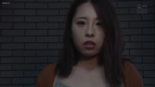 面部特写 · 注视 · 针织衫 · 正面 · 暗光 · 微张口 · 砖墙