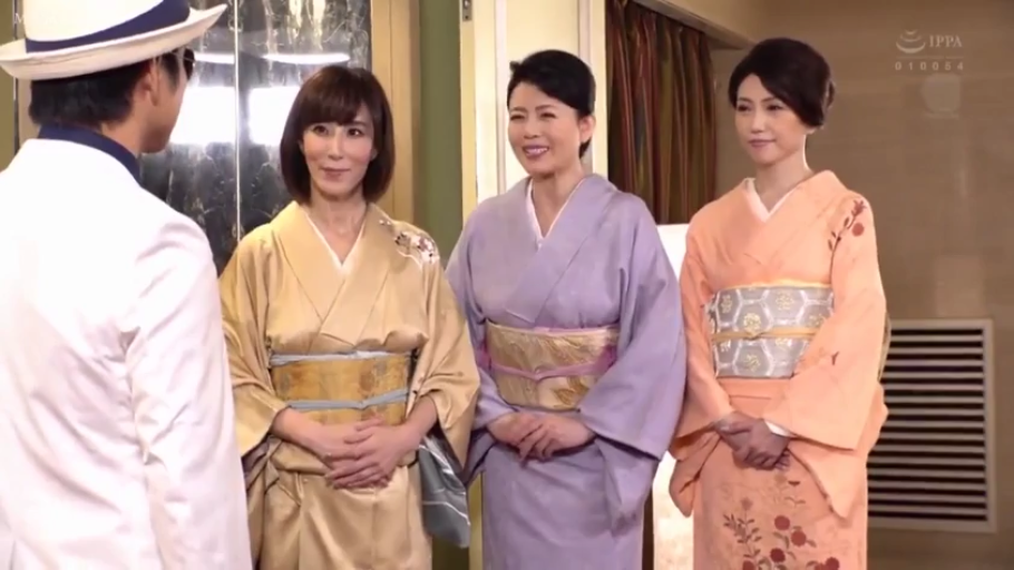 室内 · 交谈 · 站立 · 中景 · 微笑 · 和服