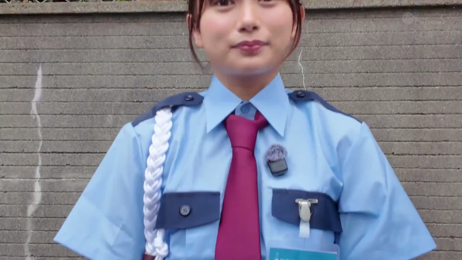 站立 · 中景 · 微笑 · 职业装 · 注视 · 室外 · 警察制服 · 麦克风