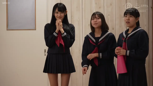 深蓝色日本水手服 · 微笑 · 教室内 · 人物半身特写