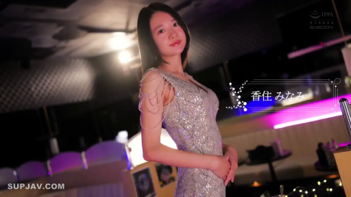 摆拍 · 微笑 · アジア人女性 · 夜店 · 侧身站立 · 半身照 · 亮片礼服