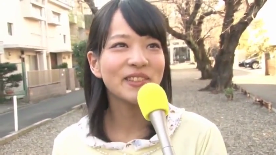 站立 · 微笑 · 顔のクローズアップ · インタビューを受けます · マイク · 素人 · 黄色の上衣 · 户外街道