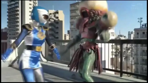 头盔 · 天台 · 全身全景 · 城市背景 · 打斗 · 怪兽服 · 对峙姿势