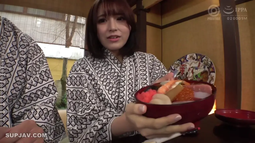 中景 · 平和 · 浴衣 · 日式风格 · 展示食物 · 和式餐厅 · 端坐姿态 · 刺身丼