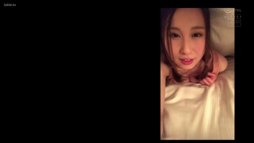 面部 · 卧室 · 第一人称视角 · 诱惑 · 趴卧 · 粉色吊带 · 盯视 · 床褥