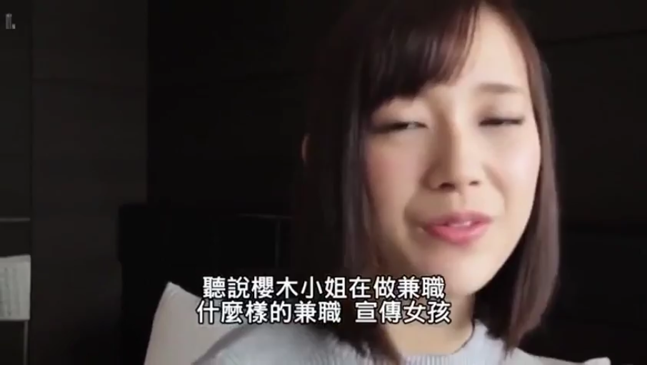 室内 · 坐姿 · 交谈 · 面部 · 字幕 · 平静 · 短发 · 淡蓝色毛衣