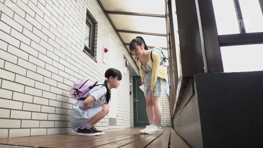 校服 · 蹲姿 · 全景 · 平静 · 对话 · 走廊 · 书包 · 日间