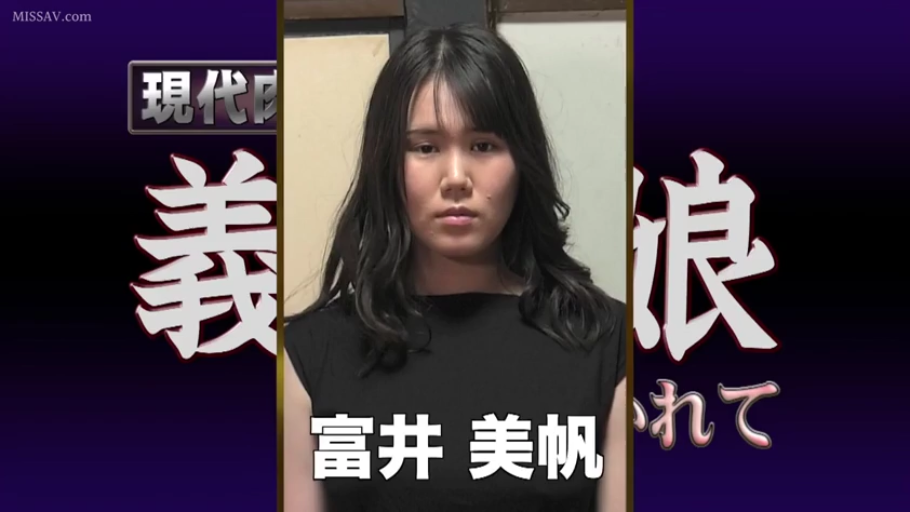 室内 · 严肃 · 展示 · 面部特写 · 文字 · 黑色上衣 · 中长发 · 正立