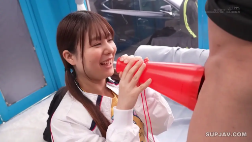 室內 · 跪坐 · 半身 · 笑容 · 调情 · 运动外套 · 日本AV · 红色扩音器