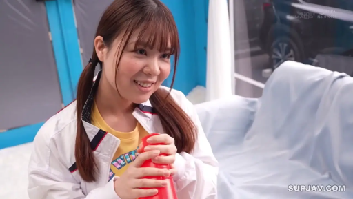 室内 · 坐姿 · 中景 · 微笑 · 双马尾 · 运动夹克 · 红色扩音器 · 手持喇叭