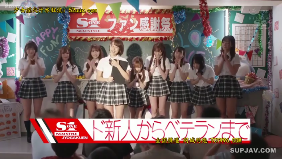 教室 · 站立 · 全景 · 微笑 · 多人 · 黑板 · JK制服 · 鼓掌