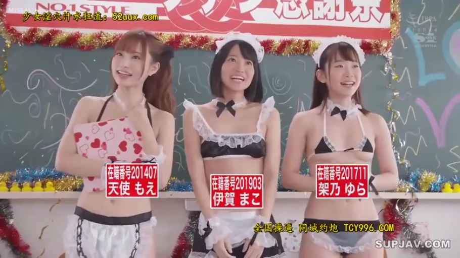 教室 · 站立 · 摆拍 · 微笑 · 多人 · 黑板 · 女仆比基尼