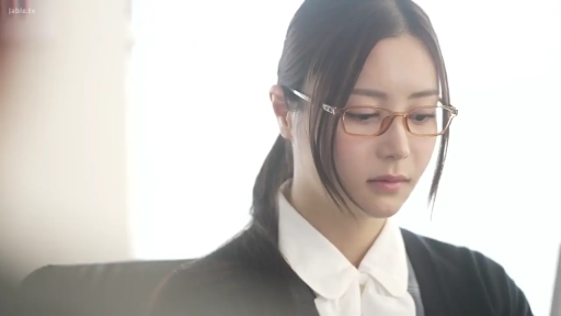 Sitting Posture · Serious · Glasses · Close-up of the face · 办公室 · OL outfit · Gaze · 黑发