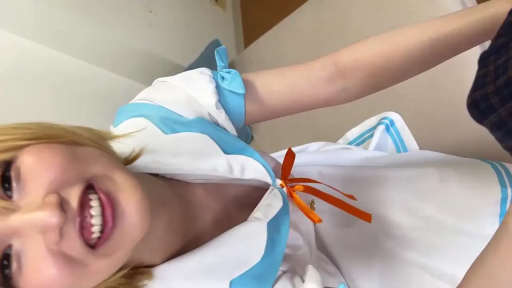 室内 · 俯身 · 脸部 · 制服 · 笑容 · 镜头互动 · POV自拍