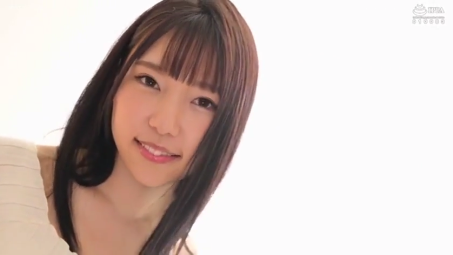 室内 · 单人 · 微笑 · 面部特写 · 注视 · 毛衣 · 歪头