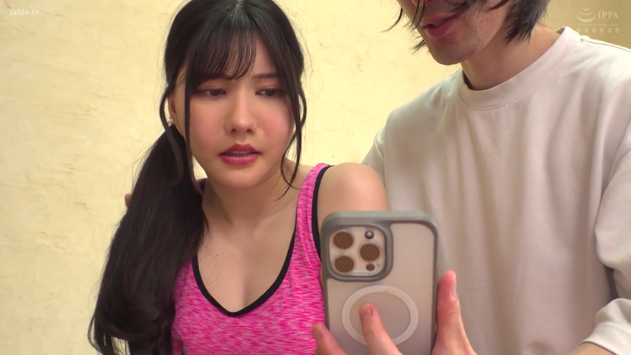 室内 · 专注 · 运动背心 · 看手机 · 手机 · 近景 · IPPA标志 · 依偎